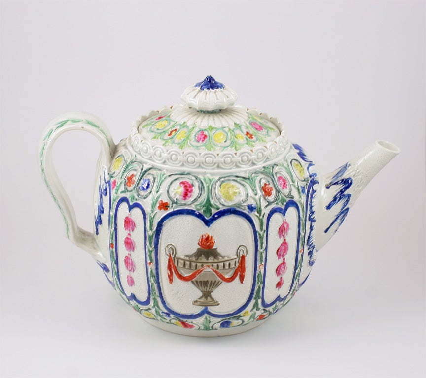 English Pearlware Teapot In Excellent Condition For Sale In New York, NY