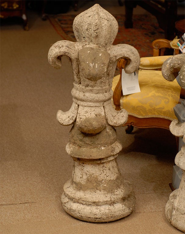 Paar französische Fleur-de-Lis-Finiale aus Stein aus dem 18. Jahrhundert (Französisch) im Angebot