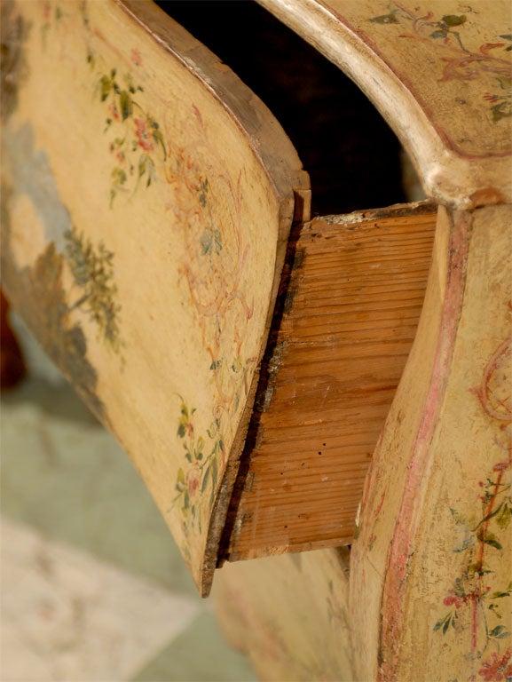 18th Century Italian Painted Bombe Commode ca. 1770 For Sale 1