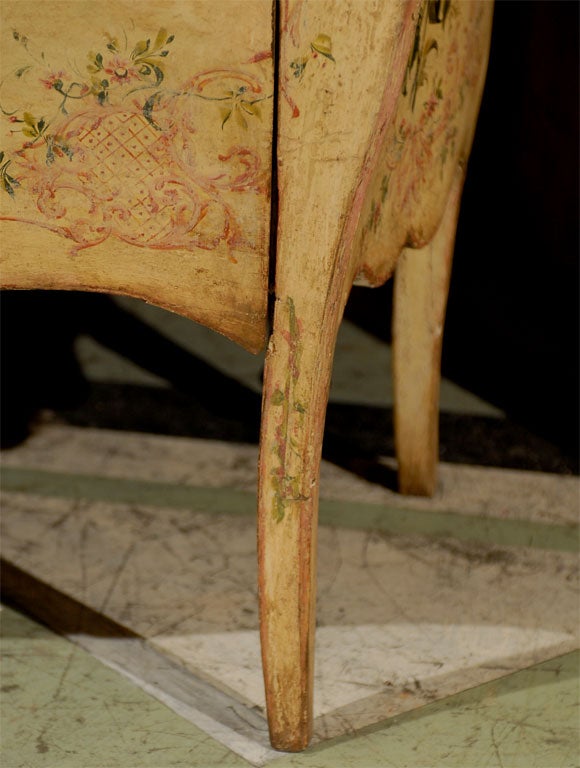 18th Century Italian Painted Bombe Commode ca. 1770 For Sale 3