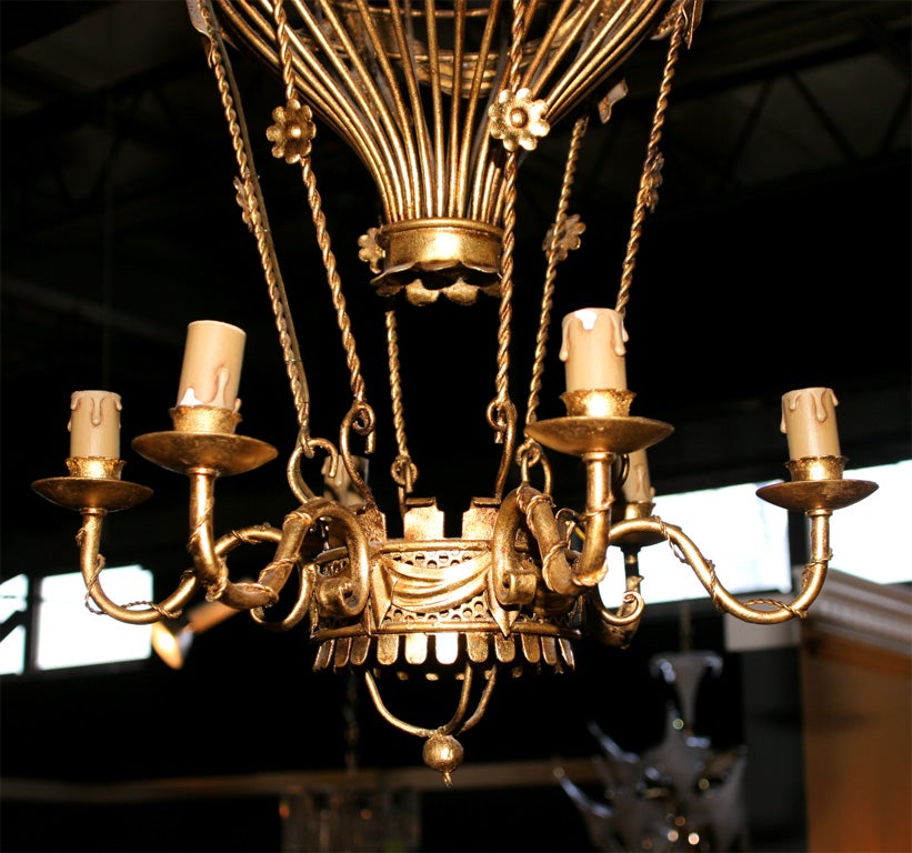 Offert ici est un lustre ballon doré avec 6 lumières