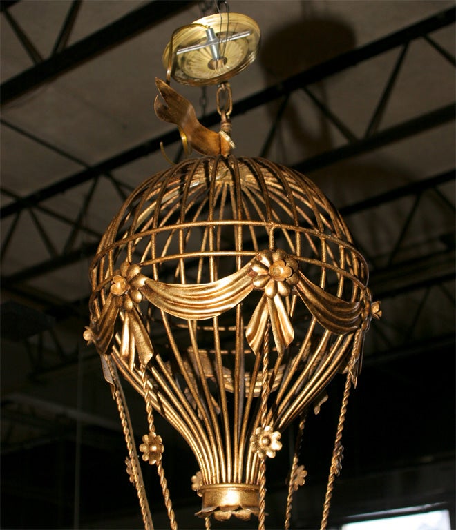 Français Lustre en forme de montgolfière doré à la française 6 branches
