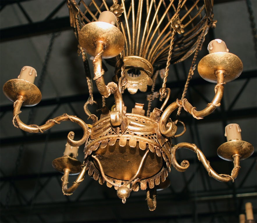 Lustre en forme de montgolfière doré à la française 6 branches Excellent état à Stamford, CT