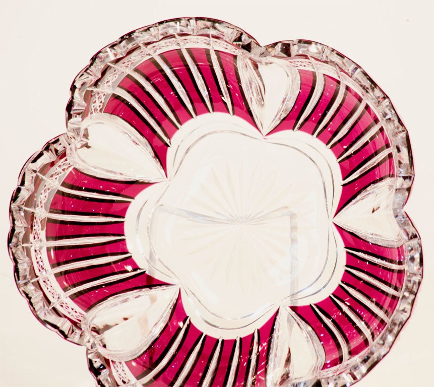 Ciotola da centrotavola Baccarat Val Saint Lambert con ametista sovrapposta tagliata a trasparente In condizioni ottime in vendita a Great Barrington, MA