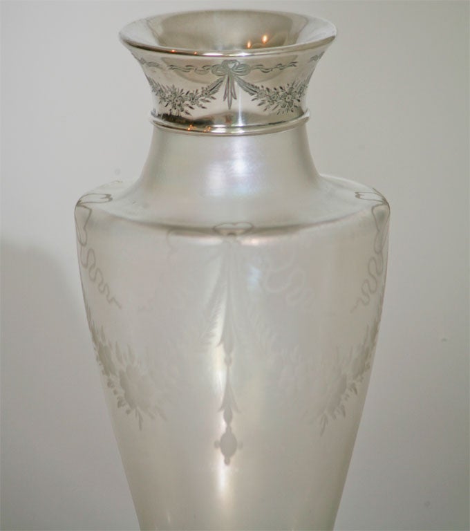 Vaso Steuben in verre de soie e argento massiccio soffiato a mano, con motivo floreale inciso e ripetuto sul bordo in argento massiccio. Il diametro della base è di 3,5