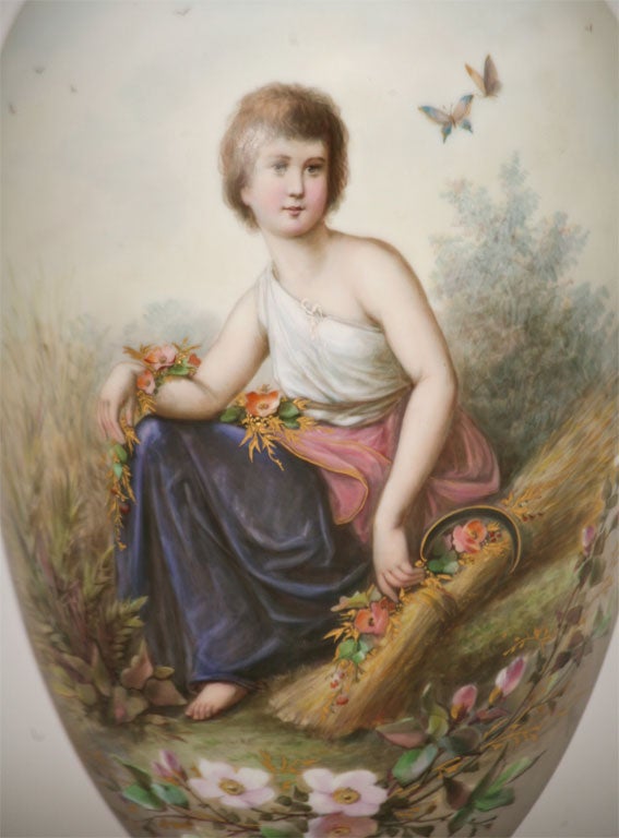 Diese große Opalvase ist mundgeblasen und handbemalt mit polychromen Emaillen, die das Porträt einer lässig sitzenden Dame in einer natürlichen Szene im Freien darstellen. Sie ist umgeben von Blumen, einem Strohbündel und fliegenden Vögeln und