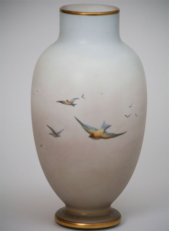Handgeblasene Opalvase mit handbemalter Porträtmaler, signiert Ahne (Europäisch) im Angebot