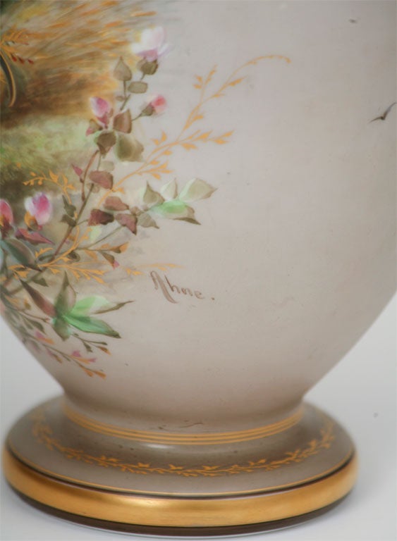 Handgeblasene Opalvase mit handbemalter Porträtmaler, signiert Ahne (Kristall) im Angebot