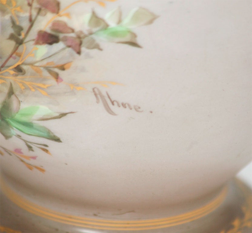 Handgeblasene Opalvase mit handbemalter Porträtmaler, signiert Ahne im Angebot 1