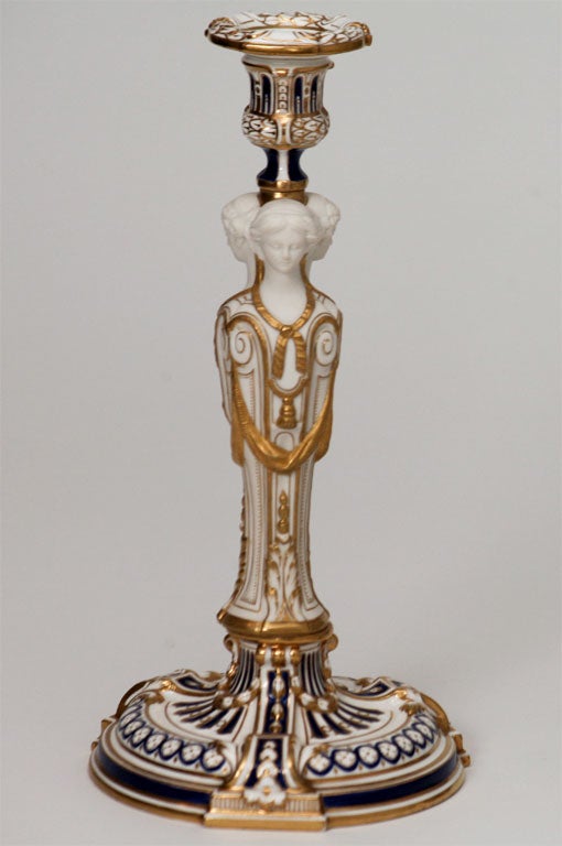 Il s'agit d'une paire de chandeliers en porcelaine dure de Minton, de qualité musée, avec des embellissements en émail au cobalt peints à la main. Les parties en relief sont dorées à la fois à l'or brillant et à l'or 