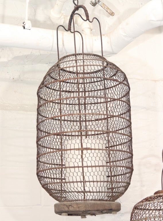 Pair of Chinese Metal Mesh Lanterns In Good Condition In New York, NY
