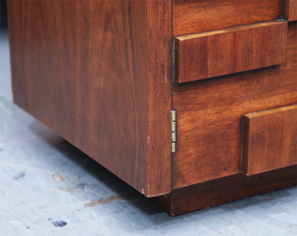 Mid-Century Modern Pair of Bold and Sculptural Nightstands or End Tables For Sale