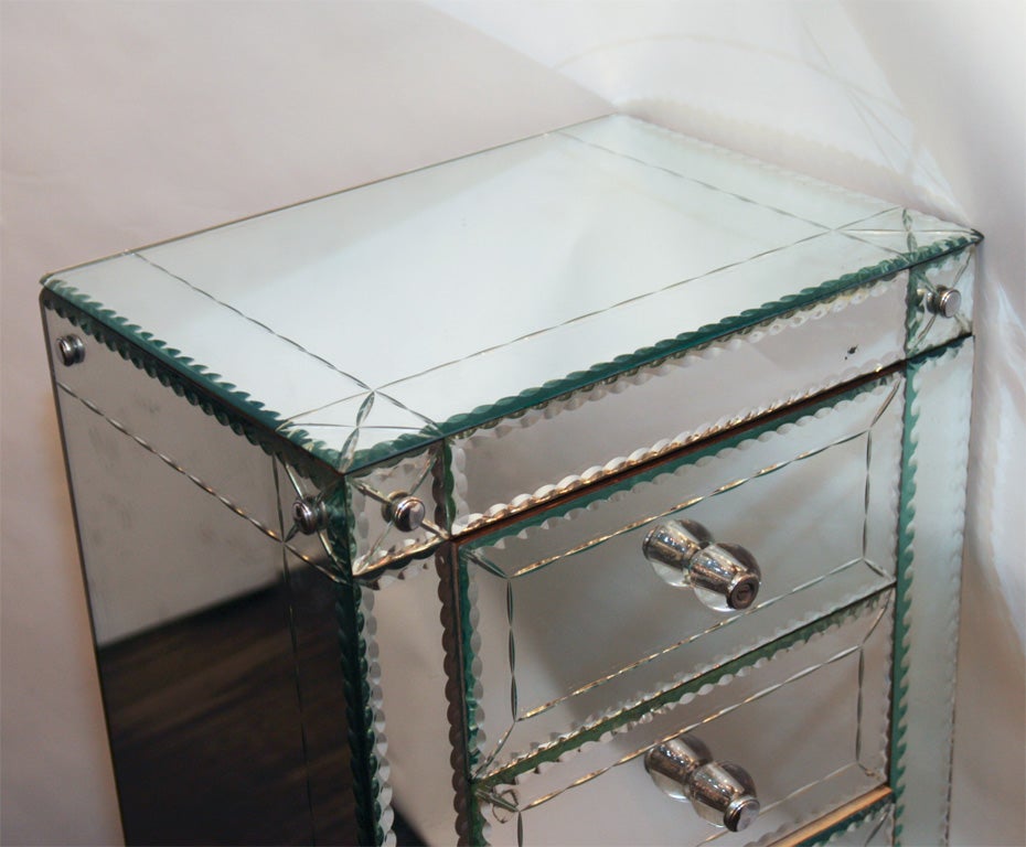 Américain Commode 5 tiroirs avec miroir en croûte de tarte et pieds ébénisés en vente