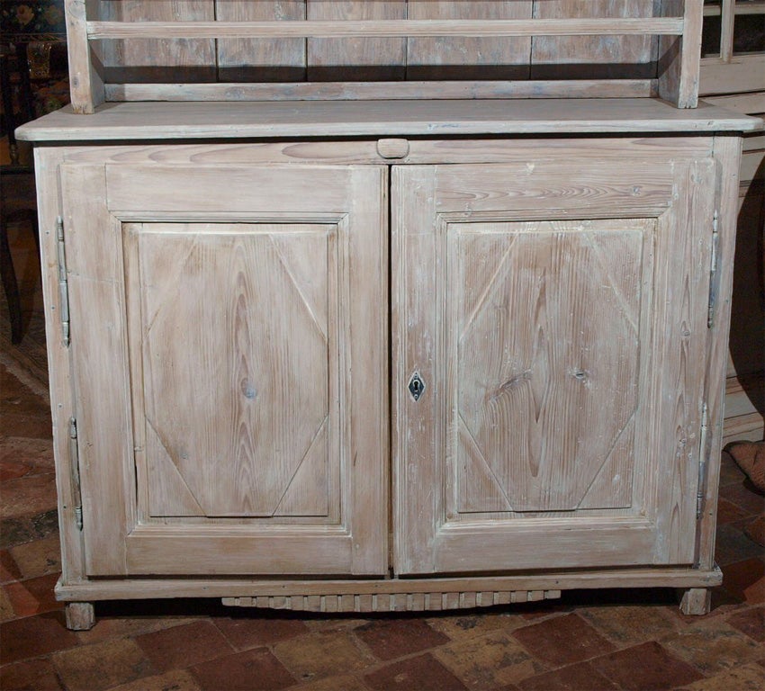 19th C. White-washed French Pine Vaisselier In Excellent Condition In New Orleans, LA