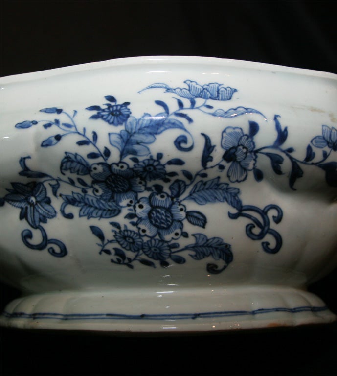 Chinese Blue and White Export Porcelain Soup Tureen 1