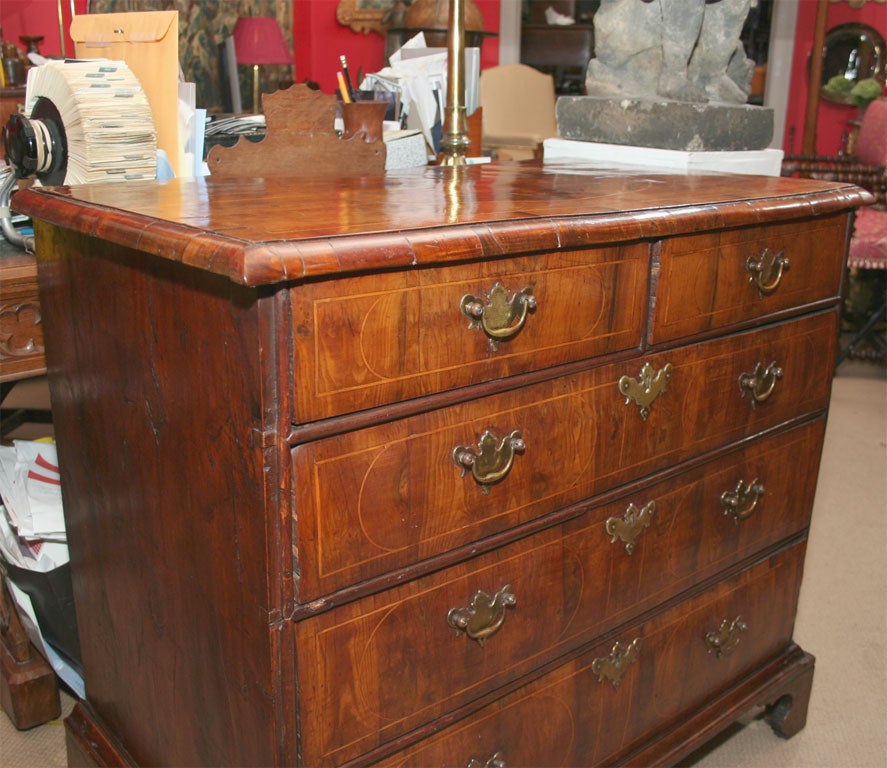 Commode en placage de bois William and Mary Yew Bon état - En vente à Greenwich, CT