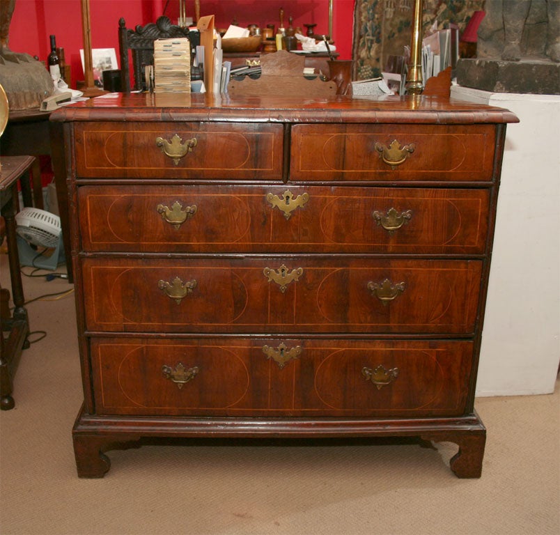 William and Mary Yew Wood Veneered Chest of Drawers In Good Condition For Sale In Greenwich, CT