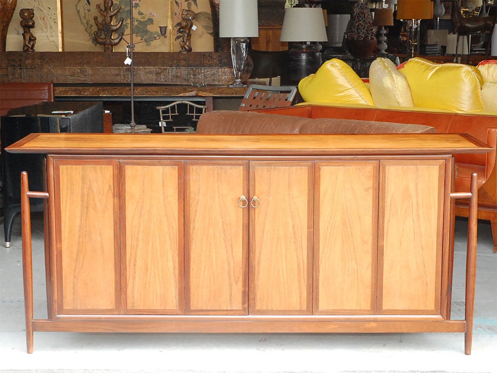Credenza con ante a libro in noce massiccio