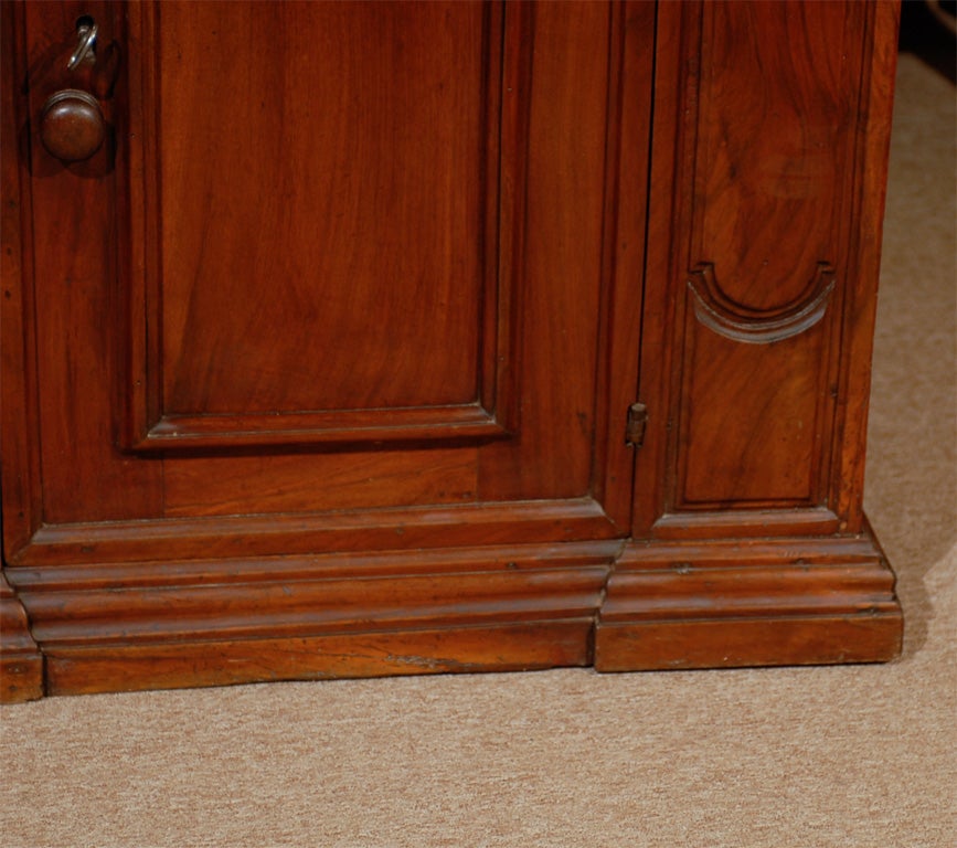 Large Italian Credenza in Walnut, 19th Century im Zustand „Gut“ in Atlanta, GA