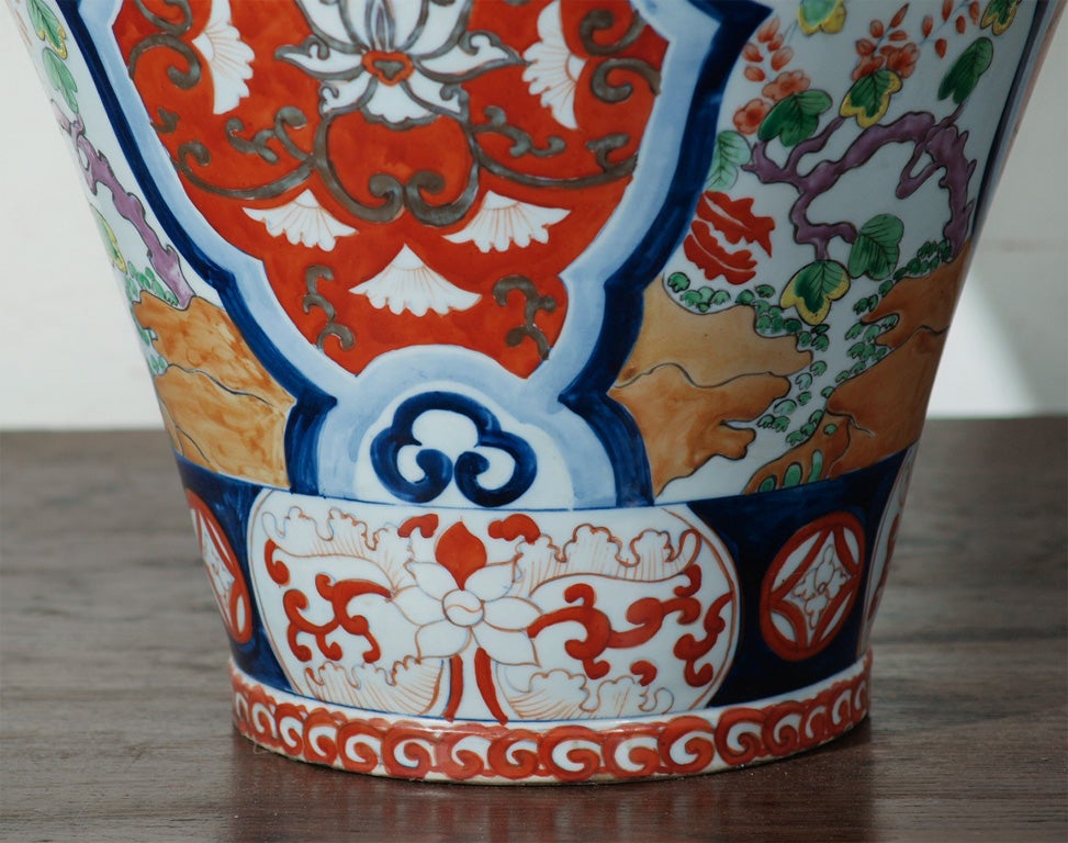 LARGE PAIR OF IMARI COVERED JARS 1