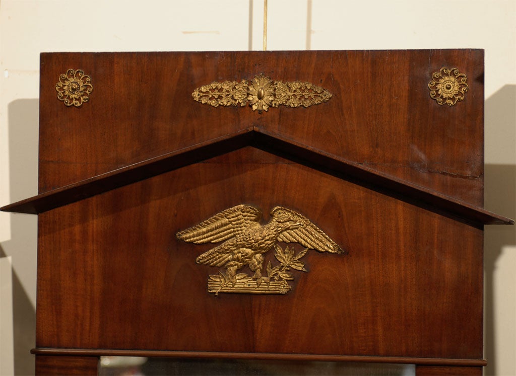 A Federal Mahogany Mirror with Eagle Motif, American ca. 1820 In Good Condition For Sale In Atlanta, GA