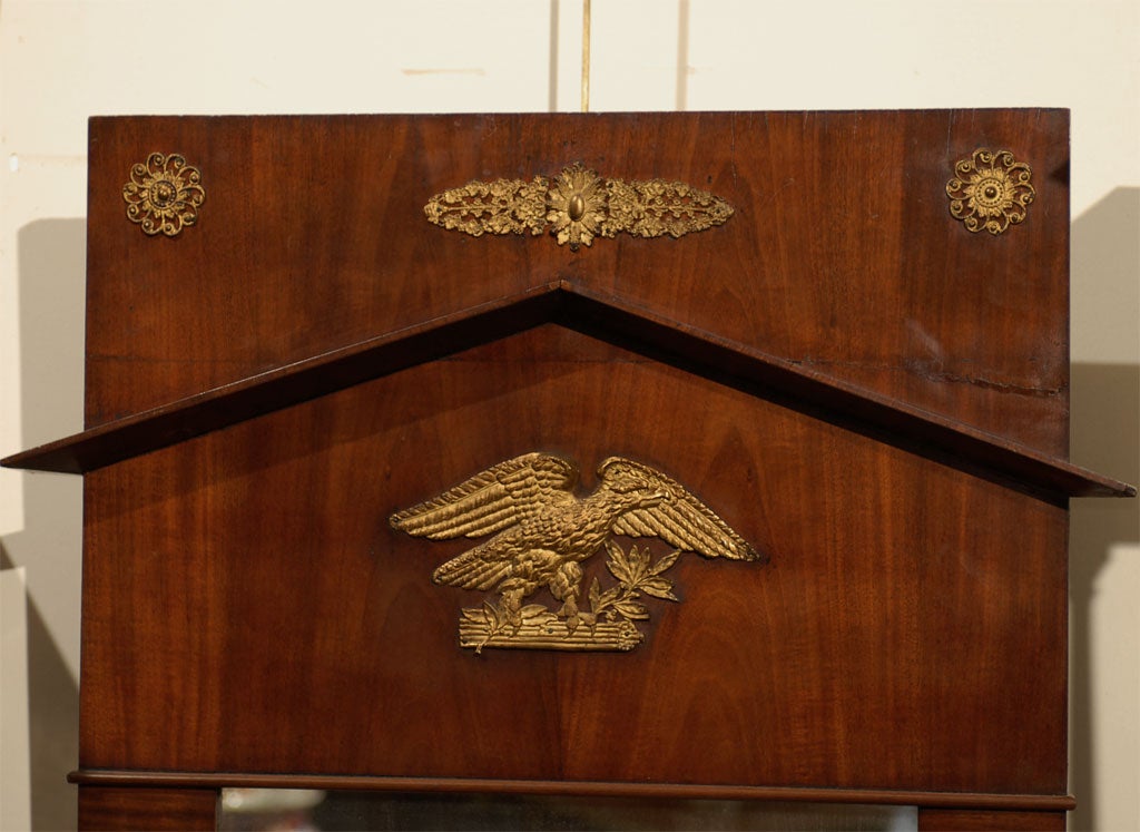 Federale Specchio federale in mogano con motivo dell'aquila, americano, 1820 ca. in vendita