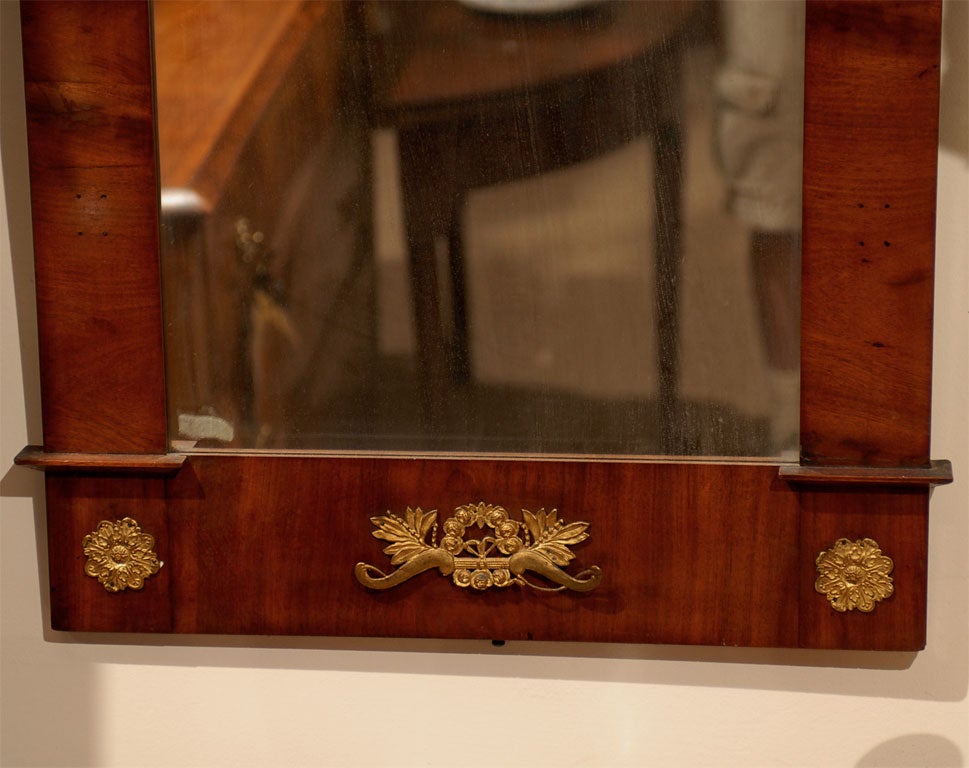 Américain Miroir fédéral en acajou avec motif d'aigle, États-Unis, vers 1820 en vente
