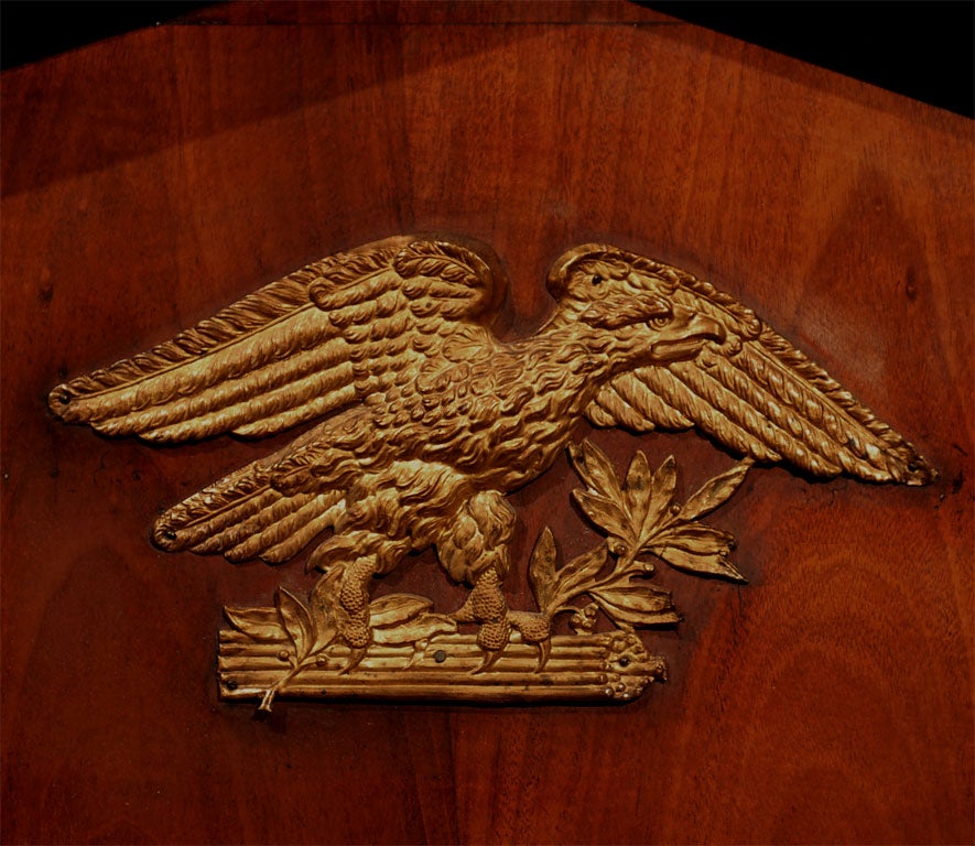 XIXe siècle Miroir fédéral en acajou avec motif d'aigle, États-Unis, vers 1820 en vente