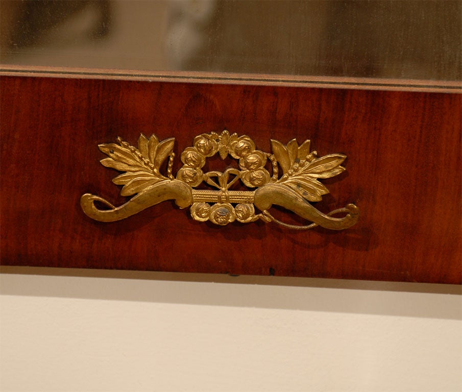 A Federal Mahogany Mirror with Eagle Motif, American ca. 1820 For Sale 3