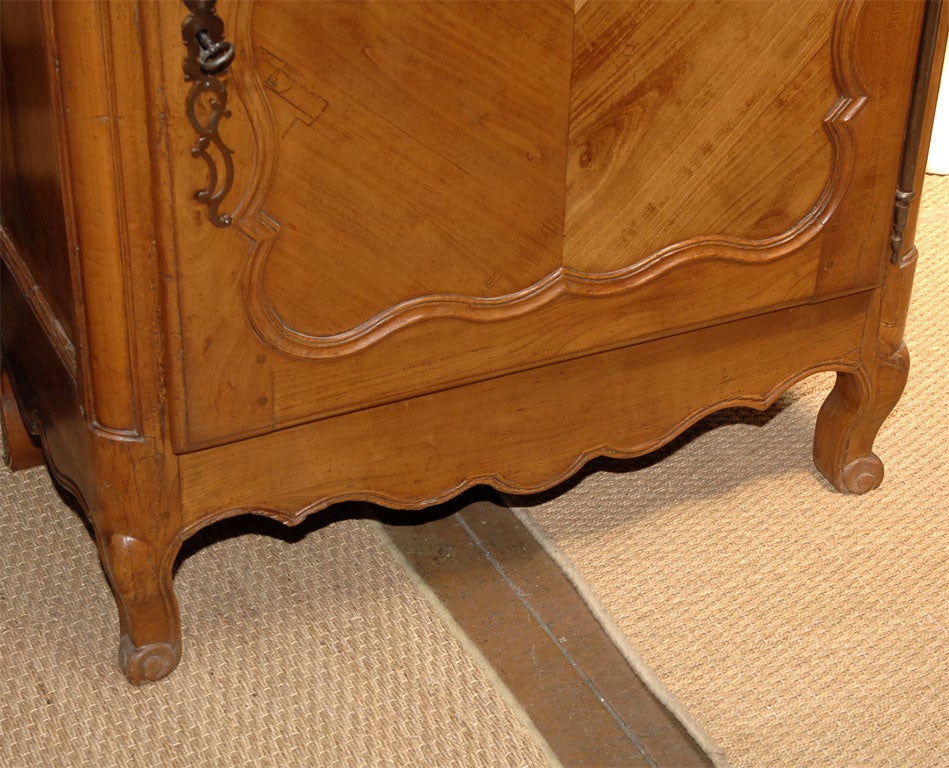 19th Century Louis XV style cherry bonnetiere For Sale