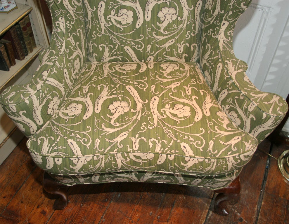 Queen Anne Carved Walnut Wing Chair. English, circa 1710 In Excellent Condition For Sale In New York, NY