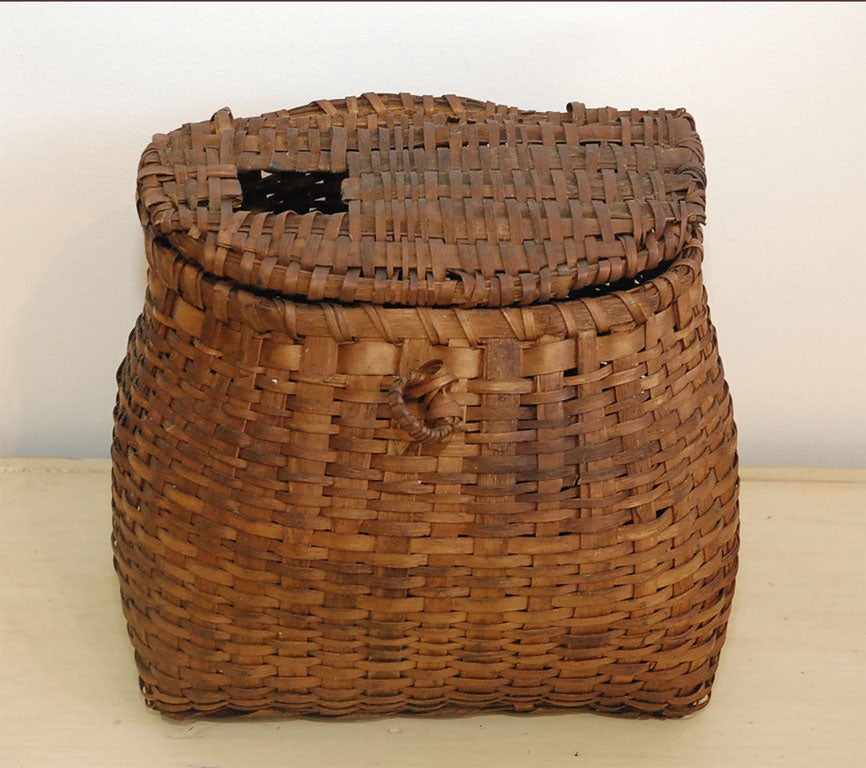 WONDERFUL AND EARLY 19THC CREOL/FISHING BASKET IN PRISTINE CONDITION. THIS BASKET IS FROM PENNSYLVANIA AND IS A COLLECTORS PRIZE! IT IS VERY HARD TO FIND. THE 19THC FISHERMAN'S TACKLE BASKET AS MOST OF THEM WERE DESTROYED FROM USE. THIS BASKET IS IN