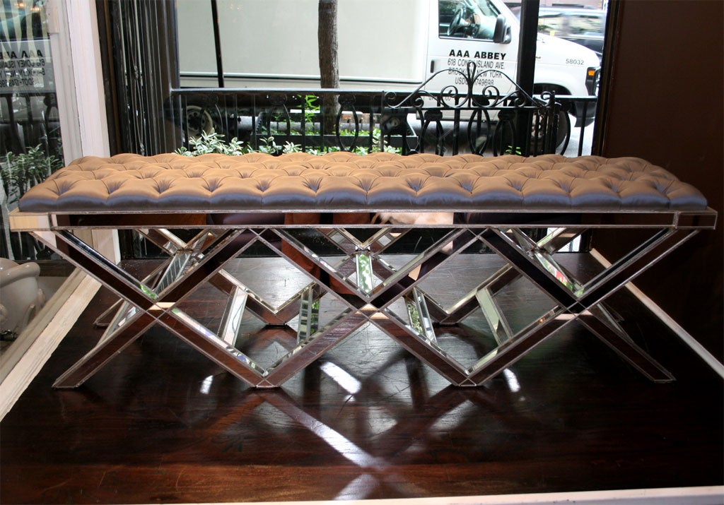 Panca a X personalizzata con tripla cornice d'argento e cuscino imbottito in seta. La personalizzazione è disponibile in diverse dimensioni, finiture e tessuti.