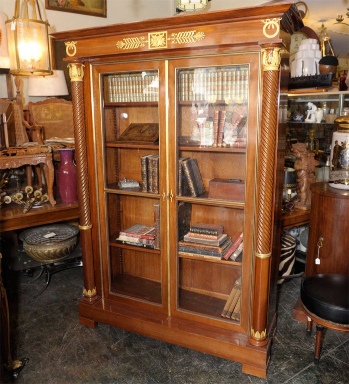 Un'eccezionale libreria - bibliotheque in mogano in stile Impero francese di alta qualità con montature in bronzo dorato finemente fuse e interni dotati di 4 ripiani. 
Una lavorazione molto raffinata. In eccellenti condizioni originali, con