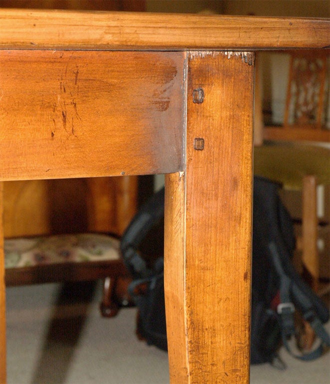 Antiker französischer Esstisch aus Birnbaumholz. 2