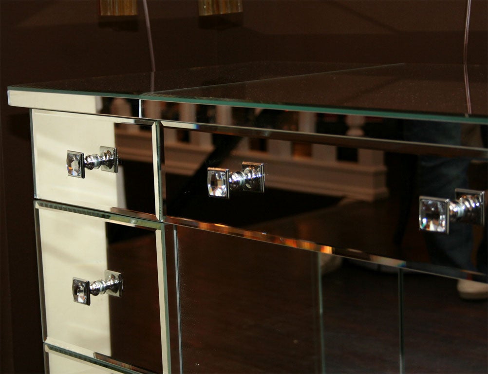 Moderne Bureau de courtoisie moderne avec miroir à bascule en vente