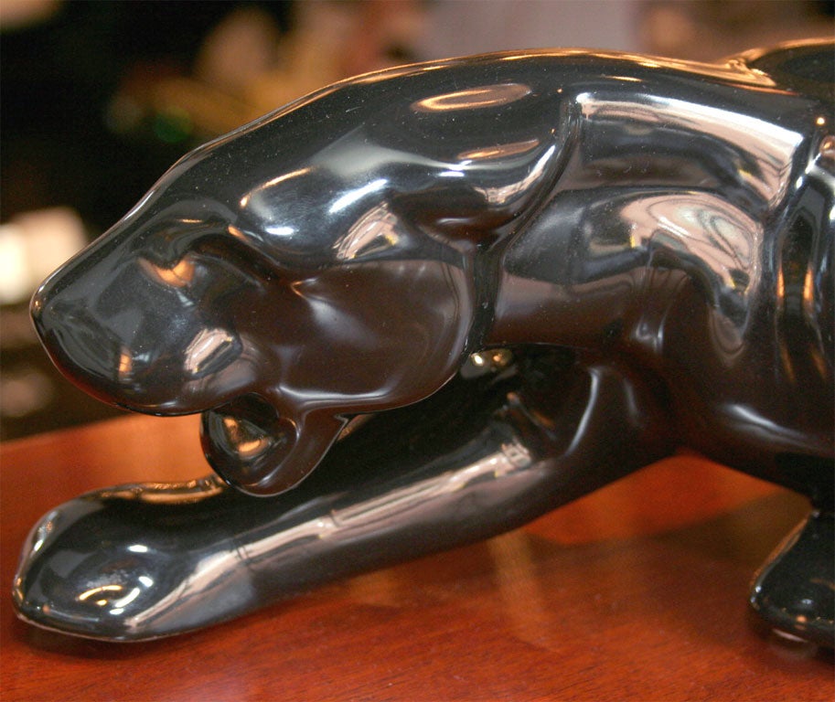 Illuminating prowling black panther.<br />
Ceramic with backlight feature and switch.<br />
Decorative as well as functioning lamp.