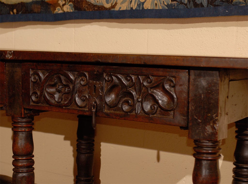 Early 18th century Italian Walnut Console Table with 2 drawers In Good Condition In Atlanta, GA