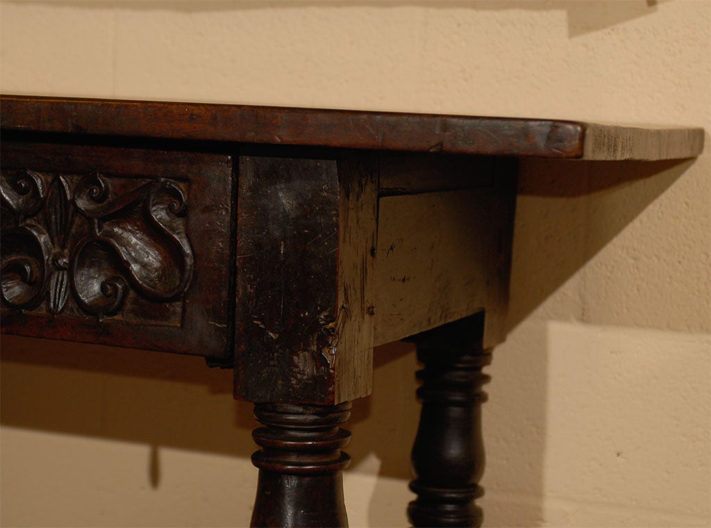 Early 18th century Italian Walnut Console Table with 2 drawers 1
