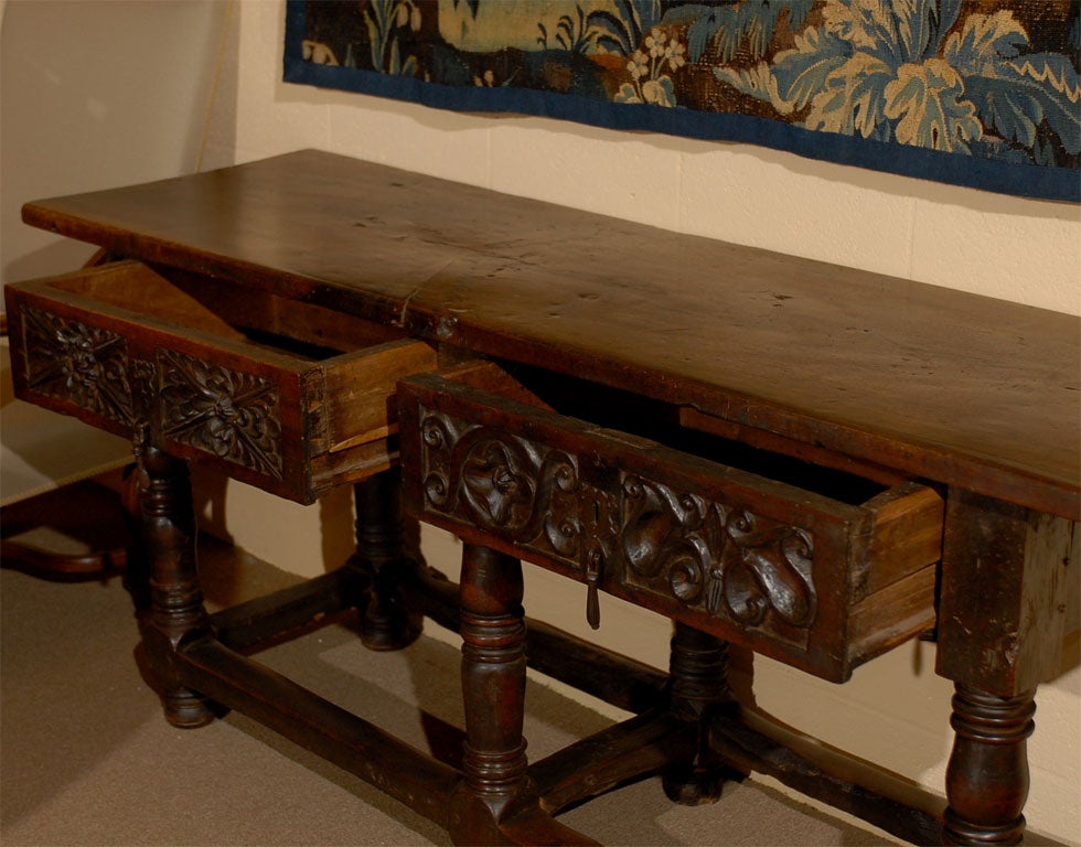 Early 18th century Italian Walnut Console Table with 2 drawers 2
