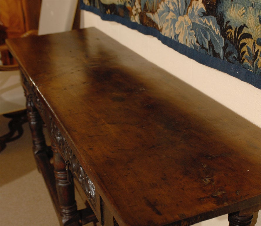 Early 18th century Italian Walnut Console Table with 2 drawers 4