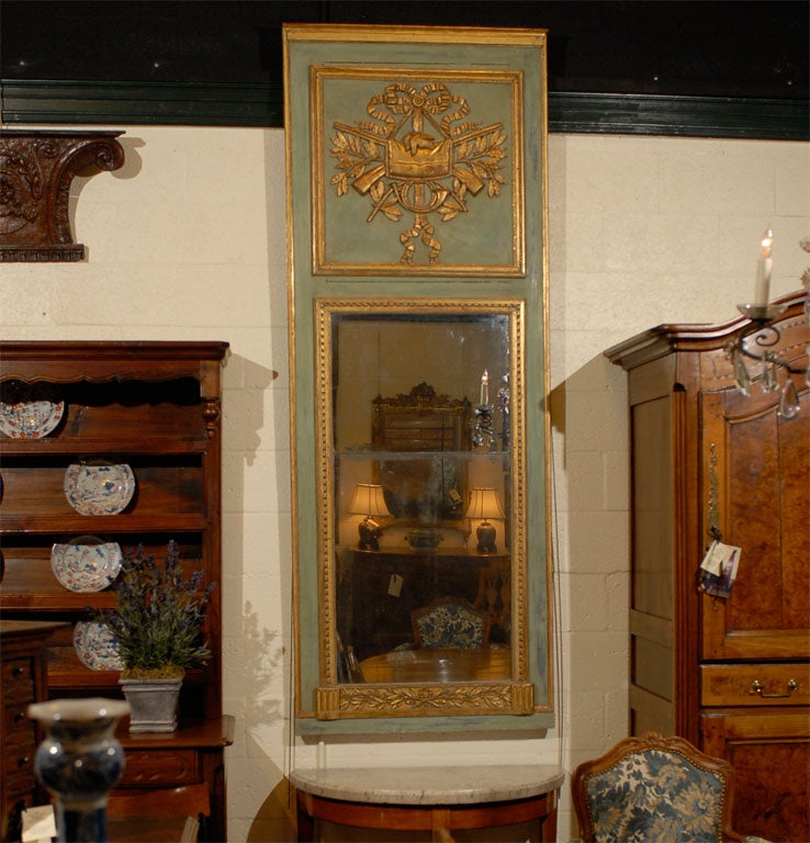 Ein bemalter und paketvergoldeter Louis-XVI-Trumeau-Spiegel, der Ende des 18. Jahrhunderts in Frankreich entstand.
