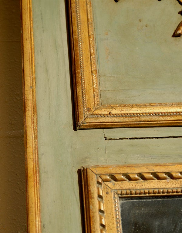Miroir Trumeau Louis XVI peint et parcellaire doré, France en vente