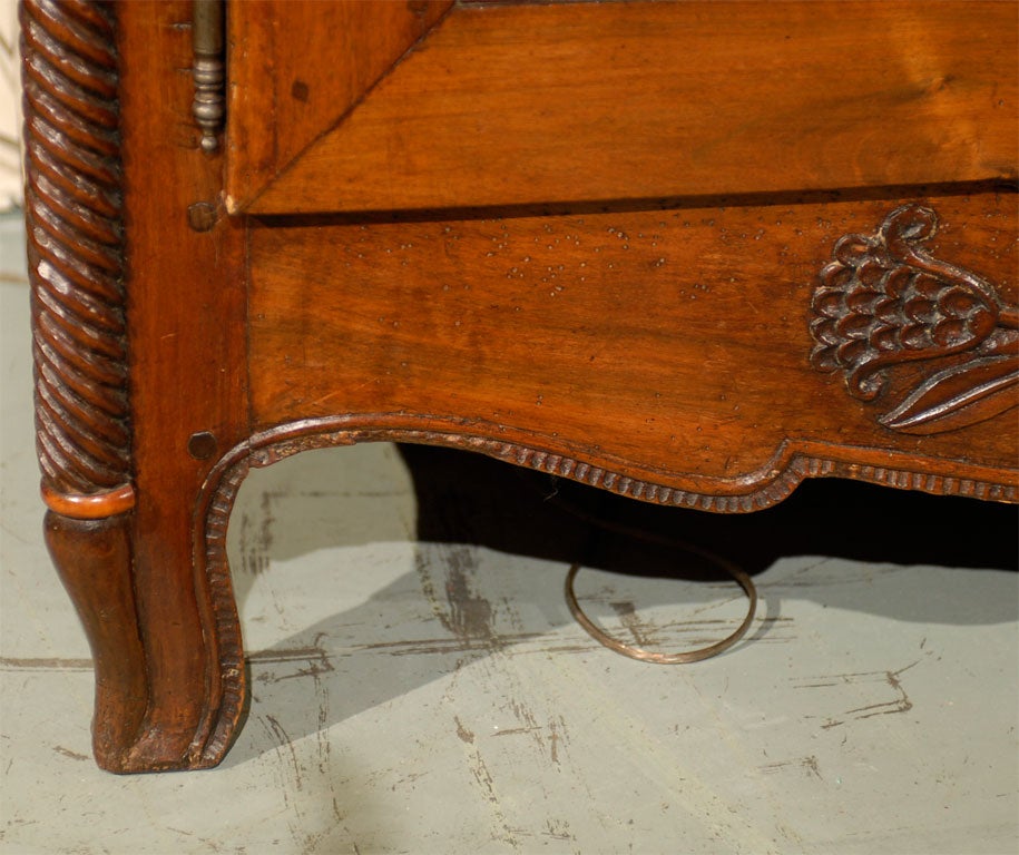 Large Provincial French Walnut Vaisellier, ca. 1800 For Sale 2