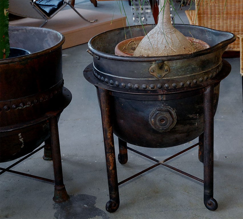 Pair of industrial large copper pots from a chocolate factory In Good Condition In Los Angeles, CA