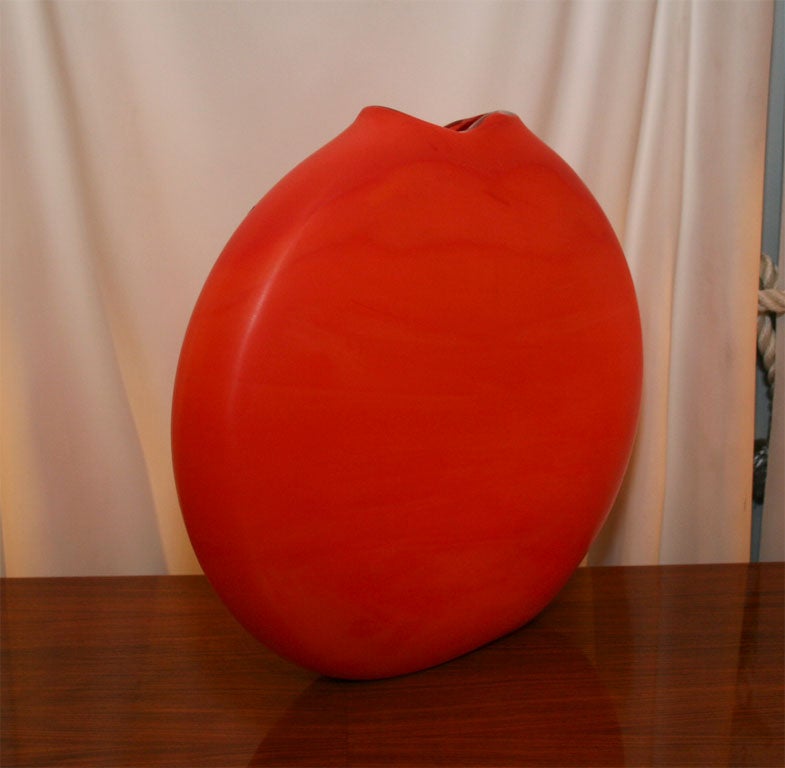 Contemporary round red glass Vase<br />
by glass master Andrea Zilio