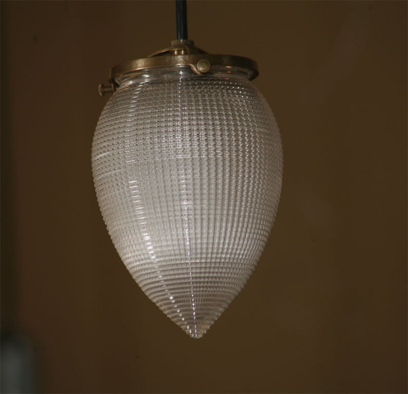 Apparecchio a sospensione singolo, di grande stile industriale e in stile Nouveau. Il vetro Holophane crea una luce rifratta uniforme.