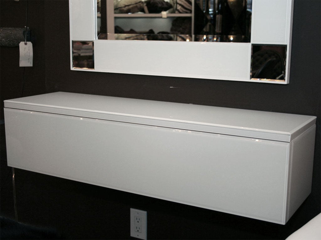 Weißes Sideboard aus lackiertem Glas mit umgekehrter Wandmontage (Moderne) im Angebot