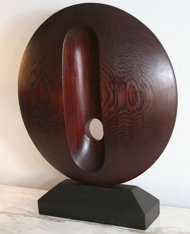 Einzigartige abstrakte Holzskulptur der kalifornischen Künstlerin Carol Setterlund. Hinten signiert. Ihre frühen Arbeiten wurden von der Natur und der physischen Landschaft beeinflusst. Ihre Arbeit grenzt an Volks- oder Stammeskunst.  Lesen Sie mehr