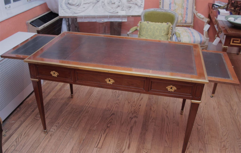 Mahogany and oak writing table (bureau-plat)  by Fidelys Schey In Excellent Condition For Sale In New York, NY